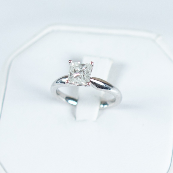 14kwhite gold diamonds solitaire ring